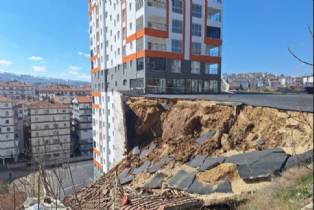 Ankara'da Apartman İstinat Duvarı Gecekondu Üzerine Çöktü