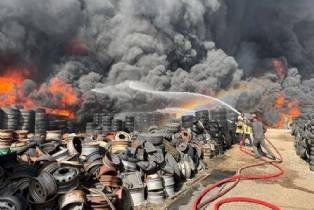 Ankara İvedik OSB'de Yangın Çıktı: Hurdalık Alanında Bulunan Lastikler Alev Aldı