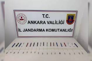 Ankara'da düzenlenen operasyonda 19 tüp kobra zehri ele geçirildi.