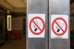 Kapalı alanlarda sigara içmek yasak, kimi işletmeler ise zaman zaman üstünü açıkları mekânlarda sigara içilmesine izin veriyorlar. Ancak yakın zamanda bu alanlar da yasaklı bölgelere dahil edilecek.

