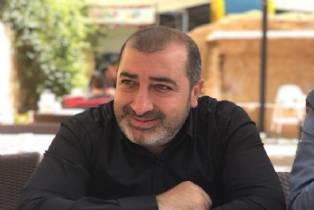 CHP Gaziantep milletvekili Hasan Öztürkmen, MHP Altındağ Belediye Meclis Üyesi Ayhan Yazıcı'nın iki kişiyle birlikte okulu bastığını ve nöbetçi öğretmen Ömer Ocak'ı darbettiğini açıkladı. Öğretmenin olay nedeniyle işitme problemi yaşadığı aktarıldı.
