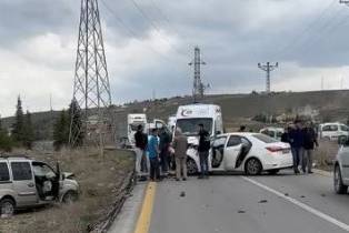 Ankara'da meydana gelen trafik kazasında, karşı yönden gelen iki aracın çarpışması sonucu biri ağır olmak üzere toplam 5 kişi yaralandı. 